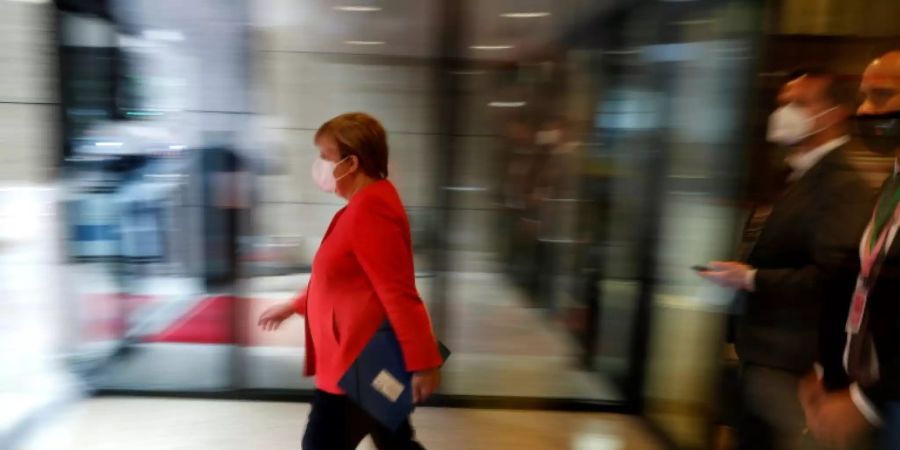 Merkel beim Verlassen des EU-Gipfels