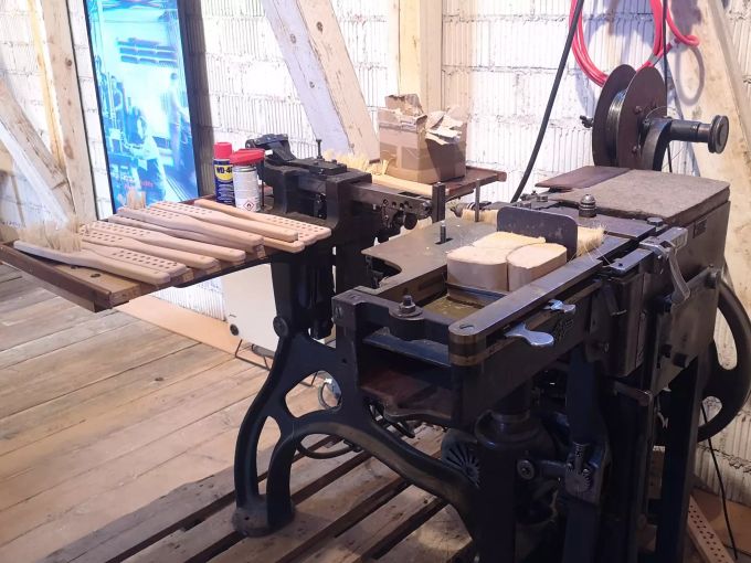 Maschinelle Hilfe: Ein Arbeitsplatz etwa ab dem Jahr 1910. Industriemuseum Oberentfelden