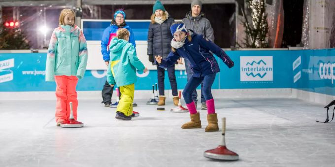 Eisstockschiessen am Ice Magic Interlaken. ICE MAGIC Interlaken