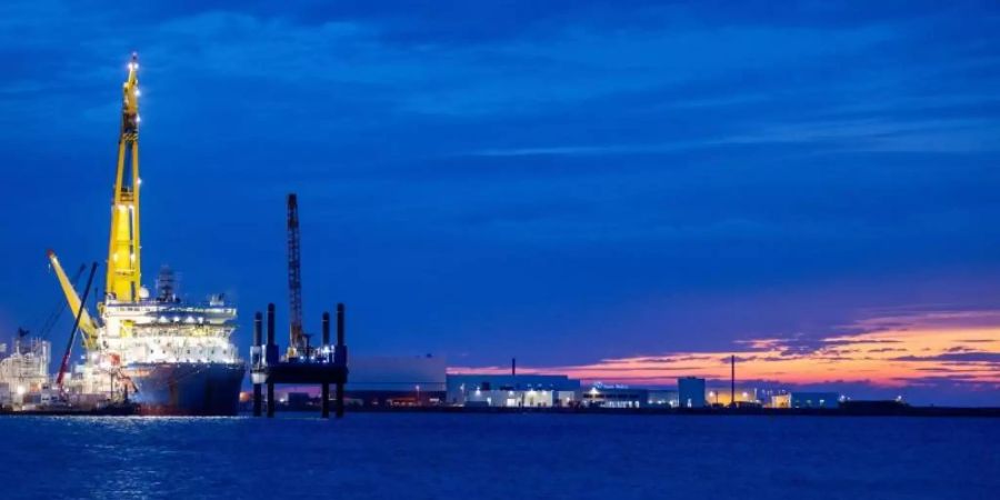 Das russische Verlegeschiff «Akademik Tscherski» liegt im Hafen Mukran auf der Insel Rügen. Das Spezialschiff wird im Hafen für seinen Einsatz zum Weiterbau der Ostseepipeline Nord Stream 2 vorbereitet. Foto: Jens Büttner/dpa-Zentralbild/dpa