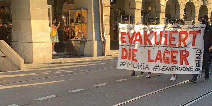 Demonstranten setzen sich in Bern für die Menschen aus dem abgebrannten Flüchtlingslager Moria in Griechenland ein. Moria
