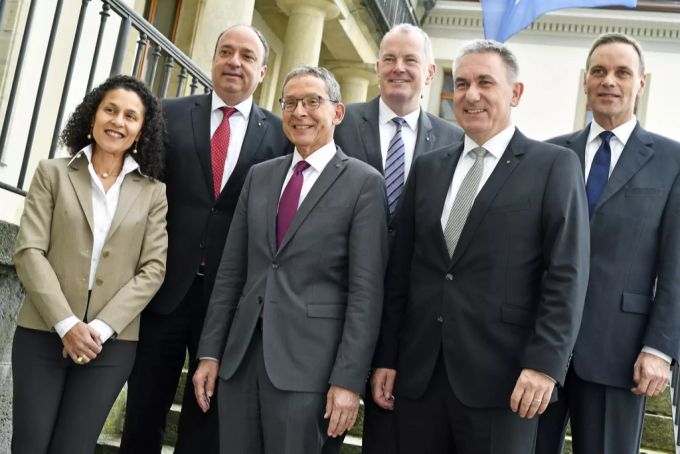Der Aargauer Regierungsrat mit Staatsschreiberin Vincenza Trivigno, Landstatthalter Markus Dieth (CVP), Landammann Urs Hofmann (SP), Regierungsrat Stephan Attiger (FDP), Regierungsrat Alex H Regierungsrat Aargau