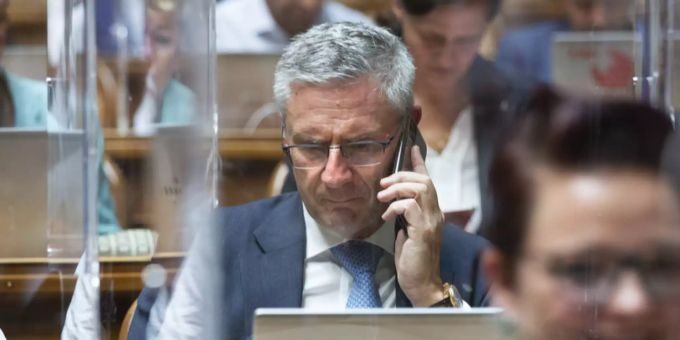 Bis Andreas Glarner wieder im Bundeshaus auftaucht, dauert es noch etwas. Bis zur Wintersession dürfte er aber wieder fit sein. Andreas Glarner Bundeshaus