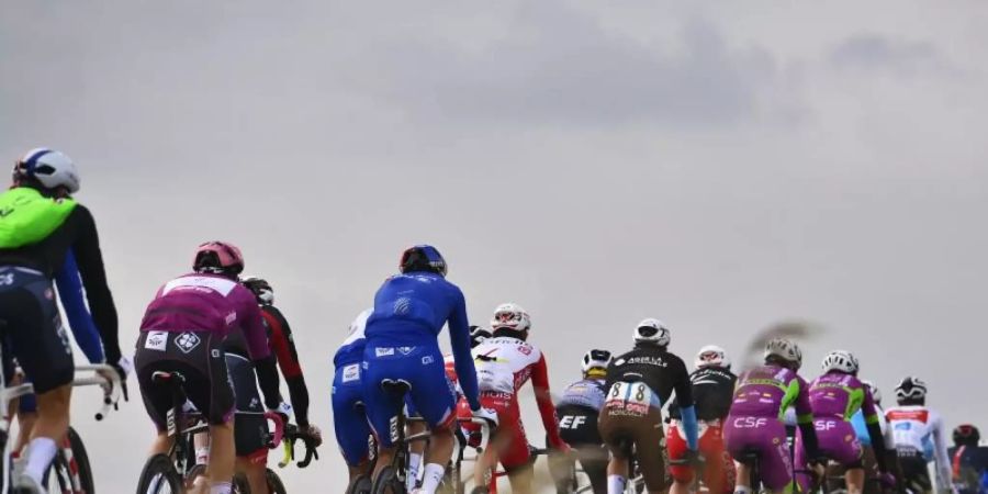 Der 103. Giro d’Italia wird vorerst planmässig fortgesetzt. Foto: Fabio Ferrari/LaPresse/AP/dpa