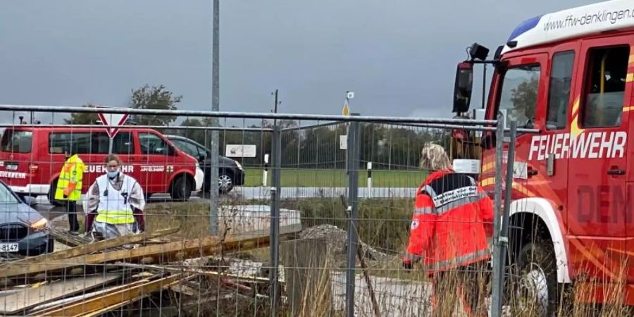 Einsatzkräfte stehen an der Baustelle in Denklingen. Vier Arbeiter sind dort beim Einsturz einer Betondecke getötet worden. Foto: Vifogra/dpa