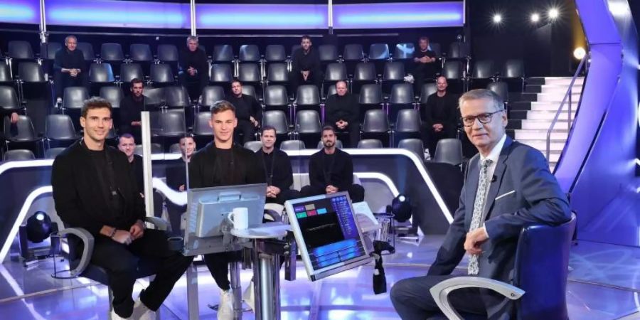 Günther Jauch (r) mit den Nationalspielern Lukas Klostermann (hinten, l-r), Niklas Süle, DFB-Direktor Oliver Bierhoff und Torwart Kevin Trapp, sowie Leon Goretzka (vorn, l-r) und Joshua Kimmich. Foto: Frank Hempel/TVNOW /dpa