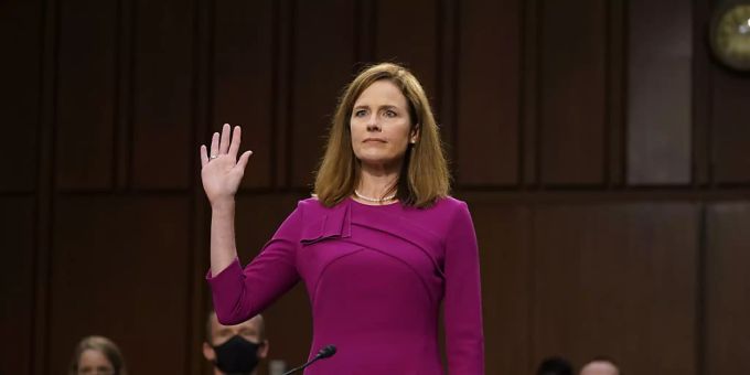 Amy Coney Barrett wird für die Anhörung vor dem Justizausschuss des US-Senats vereidigt. Foto: Patrick Semansky/AP/dpa Amy Coney Barrett