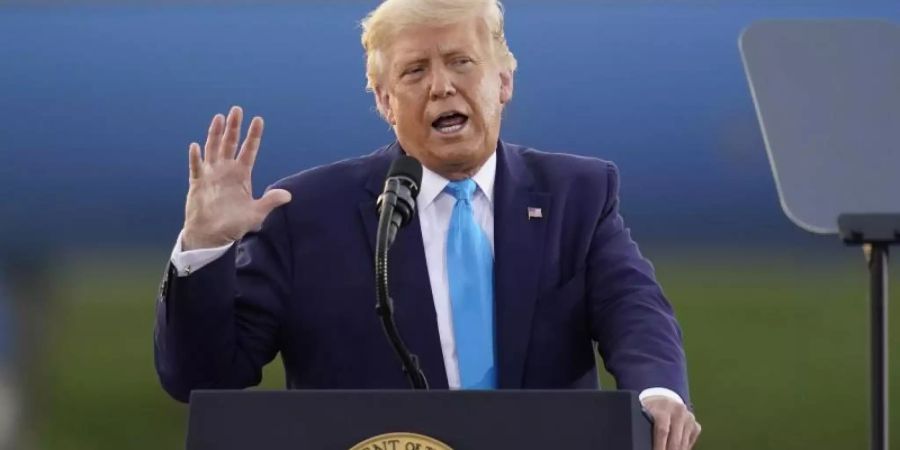 Twitter hat eine Botschaft von US-Präsident Donald Trump, die als Ermunterung zur doppelten Stimmabgabe bei der Wahl im November verstanden werden könnte, mit einem Warnhinweis versehen. Foto: Keith Srakocic/AP/dpa