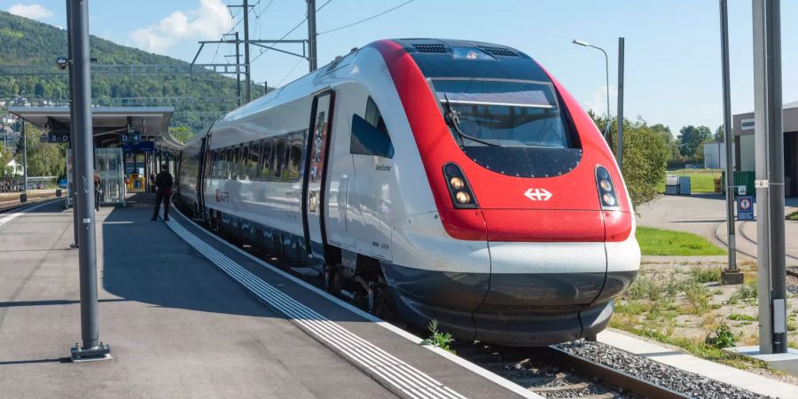 ICN der SBB im Bahnhof Oensingen. Oensingen ist ein regionaler Verkehrsknotenpunkt mit Verbindungen nachZürich / Bern-Genf, Balsthal, Niederbipp/Neuendorf/Solothrn (Bipperlisi) und die umliegenden Gemeinden im Bezirk Gäu.