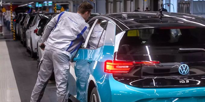 Minus 18,3 Punkte - Stimmung in deutscher Autoindustrie trübt sich erneut ein