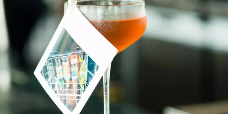 Der Cocktail «Zusammenkunft», den Paul Pelzer bei der Cocktail-Competition «Made in GSA» vorstellte, kombiniert die Klassiker Negroni und Manhattan und besteht aus Whiskey, Gin, Riesling-Wermut, einem Kirschbitter und einem Schweizer Kräuterbitter. Foto: Scott Redinger-Lipolt/Mixology/dpa