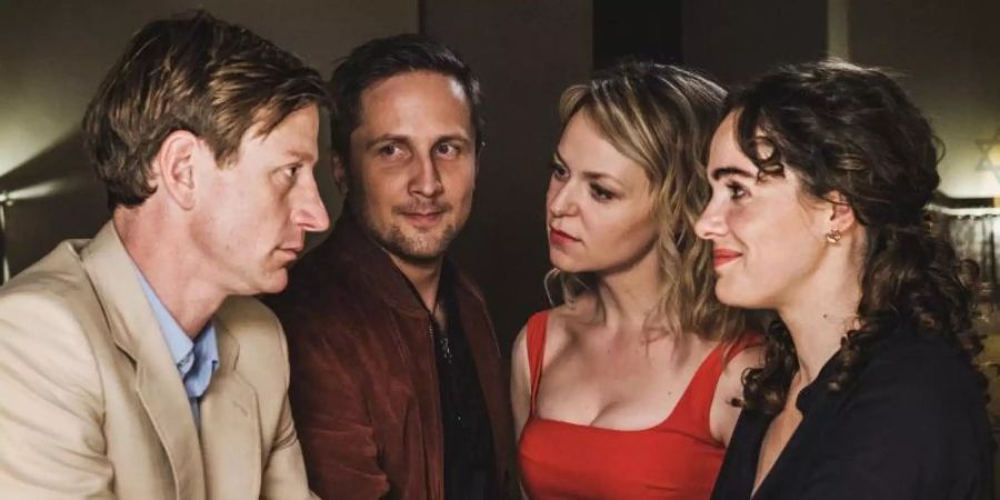 Daniel (Maxim Mehmet, l-r), Tobias (Lasse Myhr), Laura (Lisa Wagner) und Anne (Verena Altenberger) in einer Szene der TV-Komödie «Schönes Schlamassel». Foto: -//Bavaria Fiction GmbH/Conradfilm/ORF/BR/dpa