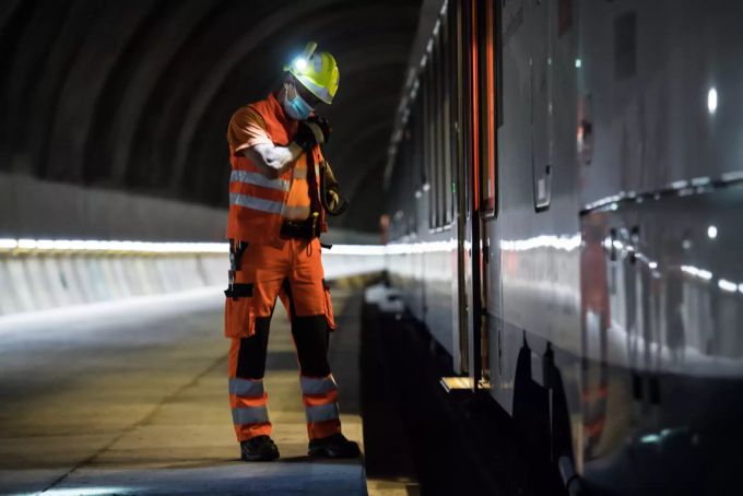 Ein Mitarbeiter macht einen Sicherheitscheck im Ceneri-Basistunnel. Ceneri-Basistunnel