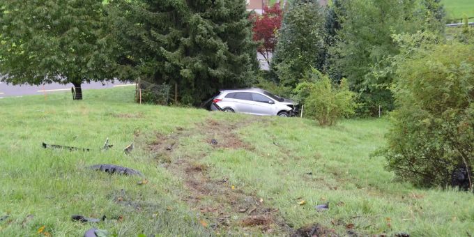 Auto rollt führerlos davon. Auto rollt führerlos davon