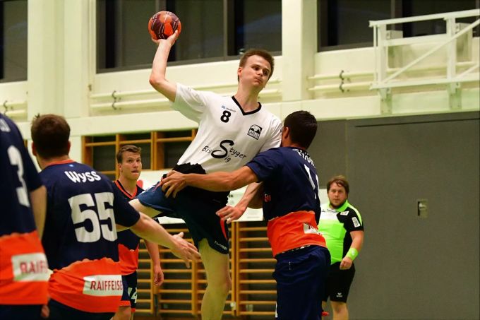Für die U19-Junioren, hier mit Tim Fessler im Angriff, gab es gegen die erste Shooters-Mannschaft nur selten ein Durchkommen. U19 Mythen Shooters