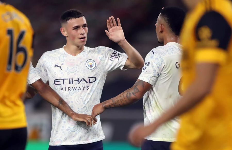 Phil Foden jubelt mit Teamkollege Gabriel Jesus nach seinem Tor zum 2:0.