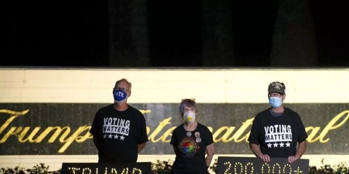 Zehntausende Menschen sind in den USA nach einer Corona-Infektion gestorben - das könnte auch über den Wahlausgang entscheiden. Foto: Meghan Mccarthy/Palm Beach Post via ZUMA Wire/dpa Zehntausende Menschen sind in den USA nach einer Corona-Infektion gestorben - das könnte auch über den Wahlausgang entscheiden. Foto: Meghan Mccarthy/Palm Beach Post via ZUMA Wire/dpa