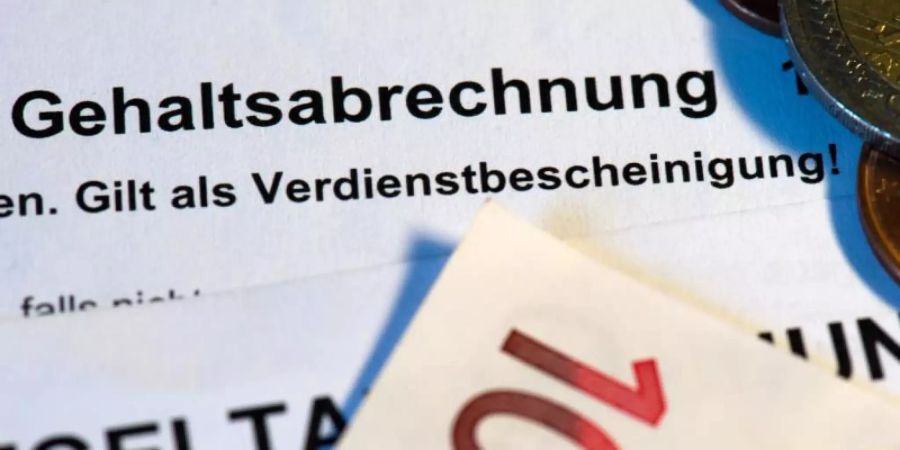 In den unteren Lohngruppen für ungelernte Arbeitnehmer gingen die bezahlten Arbeitsstunden überdurchschnittlich um 9,8 Prozent zurück. Foto: Arno Burgi/dpa-Zentralbild/dpa