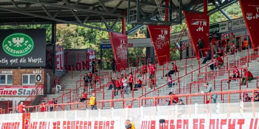 Fans von Union Berlin finden sich vereinzelt vor dem Anpfiff des Spiel auf der Stehtribüne ein. Foto: Andreas Gora/dpa