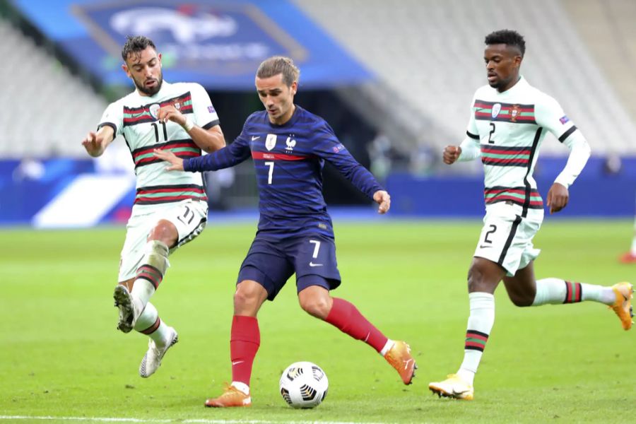 ManUtd-Star Bruno Fernandes hindert Barcelona-Griezmann am Pass.