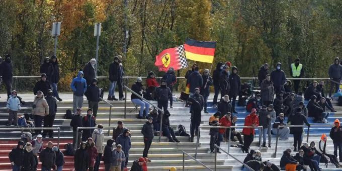 Beim Grand Prix der Eifel haben sich die 13.500 Fans auf den Tribünen gut verteilt. Foto: Ronald Wittek/Pool EPA/dpa Beim Grand Prix der Eifel haben sich die 13.500 Fans auf den Tribünen gut verteilt. Foto: Ronald Wittek/Pool EPA/dpa