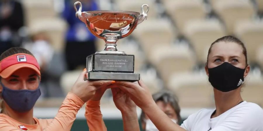 Timea Babos (l) und Kristina Mladenovic gewann als Doppel die French Open. Foto: Alessandra Tarantino/AP/dpa