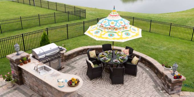 Eine Outdoorküche mit Grill. Outdoorküche