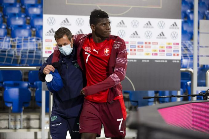 Breel Embolo (Schweiz) muss im Spiel der Nations League gegen Deutschland verletzt vom Platz. Breel Embolo Nations League