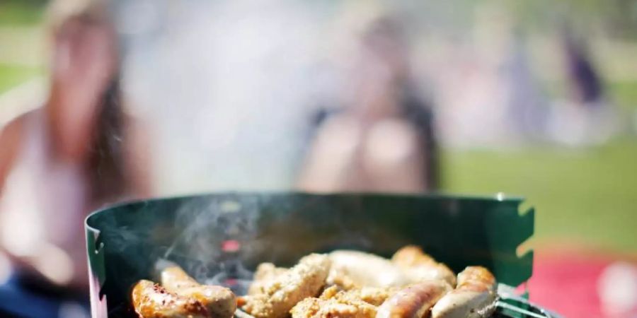 Ein Klassiker der Grillkultur ist die Bratwurst. Inzwischen gibt es sie auch in vielen Fleischersatz-Varianten. Foto: Rolf Vennenbernd/dpa