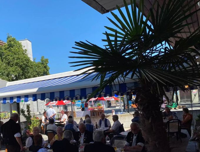 Bei schönstem Wetter genossen die Gäste die Eröffnung des Kultursaals in Uetendorf. Kultursaal Uetendorf
