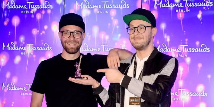 Der Musiker Mark Forster (l) neben seiner Wachsfigur. Foto: Britta Pedersen/dpa-Zentralbild/dpa
