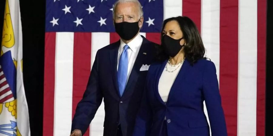 Joe Biden (l) und Kamala Harris kommen zu einer Pressekonferenz. Foto: Carolyn Kaster/AP/dpa