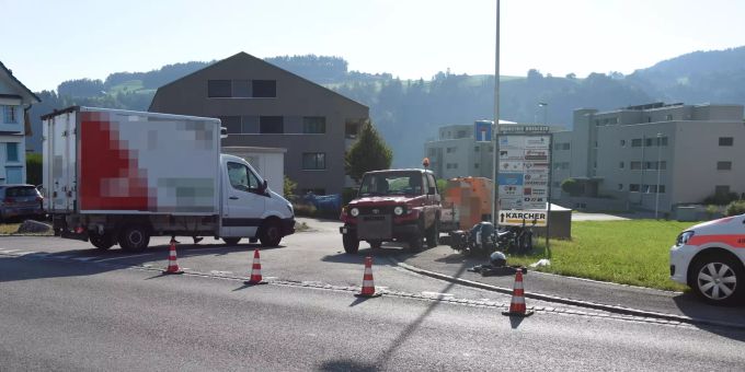 Motorrad beim Überholen mit Lieferwagen kollidiert. Motorrad beim Überholen mit Lieferwagen kollidiert