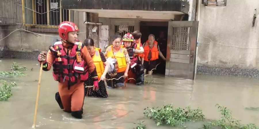 Starker Regen sorgt in mehreren Provinz Chinas für Chaos. Foto: -/XinHua/dpa