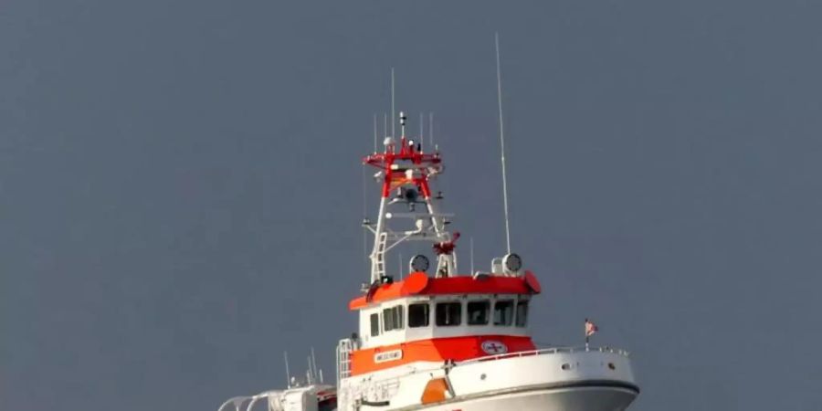 Das Handout der Deutschen Gesellschaft zur Rettung Schiffbrüchiger (DGzRS) zeigt den Seenotrettungskreuzer «Anneliese Kramer» der DGzRS, der heute Nacht im Einsatz war, als sieben polnische Segler von einer Rettungsinsel geborgen wurden. Foto: -/DGzRS – Die Seenotretter/dpa