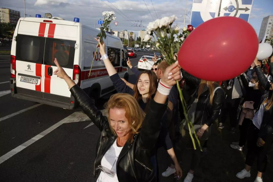 Immer mehr Menschen in ganz Belarus schliessen sich den Protesten gegen Wahlfälschung an.