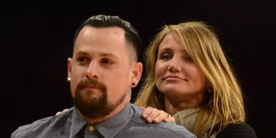 Die US-Schauspielerin Cameron Diaz steht hinter ihrem Mann, dem Musiker Benji Madden. Foto: Michael Nelson/epa/dpa