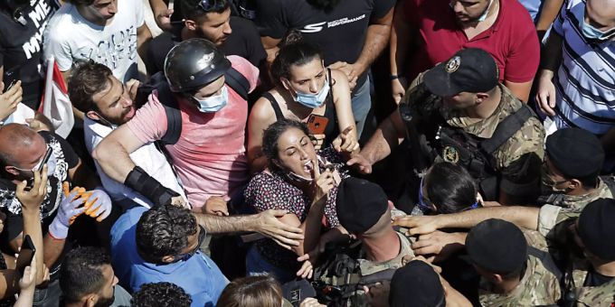 In der libanesischen Hauptstadt Beirut ist es nach der verheerenden Explosion im Hafengelände vereinzelt zu Demonstrationen gekommen. Beirut