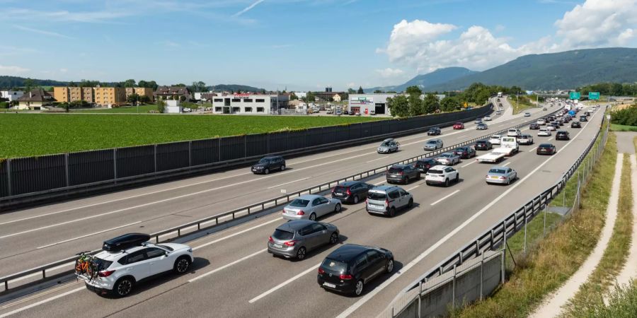 Autobahn A1 bei Härkingen mit Abzweigung zur A2 in Richtung Basel und Deutschland. Hauptverkehrsader der Schweiz. Beim Härkinger Kreuz laufen die A1 und A2 zusammen.