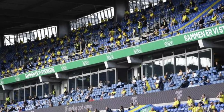In der dänischen Superliga wurden wieder Begegnungen vor einigen Tausend Anhängern ausgetragen. Foto: Lars Moeller/Ritzau Scanpix/AP/dpa