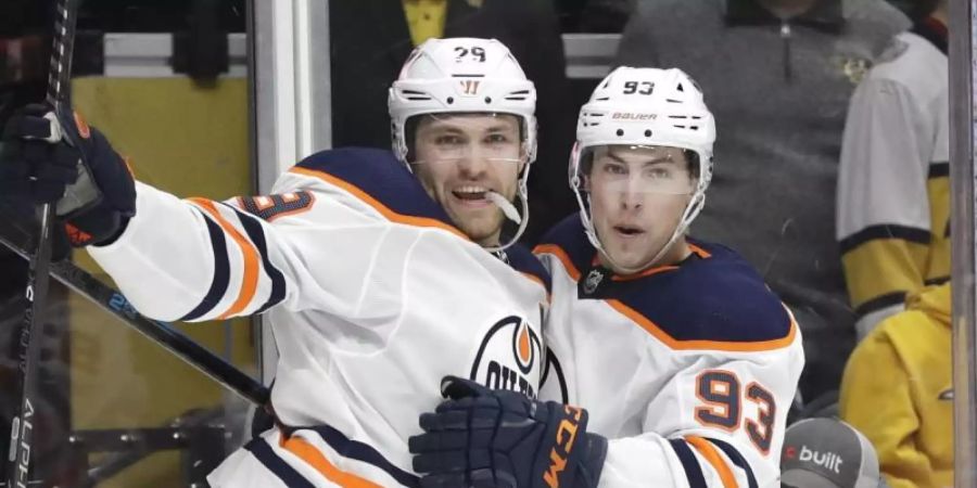 Leon Draisaitl (l) will mit den Edmonton Oilers den Stanley Cup gewinnen. Foto: Mark Humphrey/AP/dpa