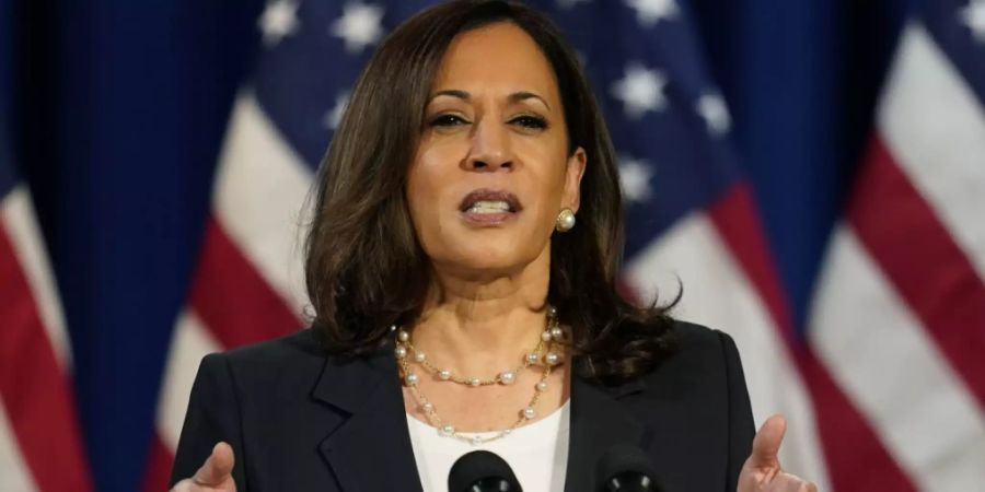 Kamala Harris, demokratische Vize-Präsidentschaftskandidatin, während einer Rede. Foto: Carolyn Kaster/AP/dpa