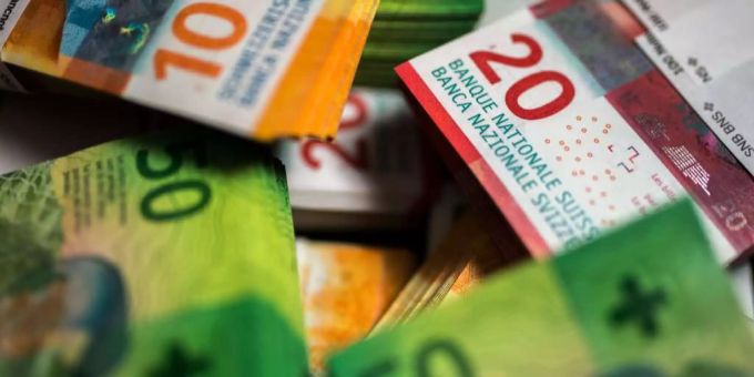 In den Kantonen Neuenburg, Bern und Wallis zahlen die Schweizerinnen und Schweizer massiv mehr Steuern als etwa in Zug und Schwyz. Steuern