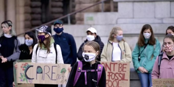 Greta Thunberg (vorne,M), Klimaaktivistin aus Schweden, und andere protestieren vor dem schwedischen Parlament Riksdagen in Stockholm. Greta Thunberg