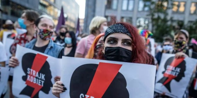 2000 Menschen demonstrierten in Warschau gegen das Regierungsvorhaben 2000 Menschen demonstrierten in Warschau gegen das Regierungsvorhaben