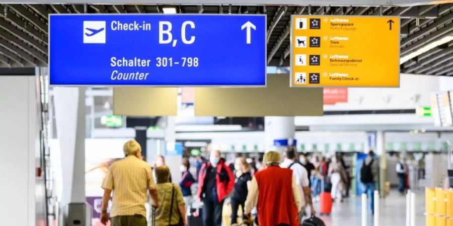 Reisende am Frankfurter Flughafen in der Abflughalle im Terminal 1. Foto: Andreas Arnold/dpa