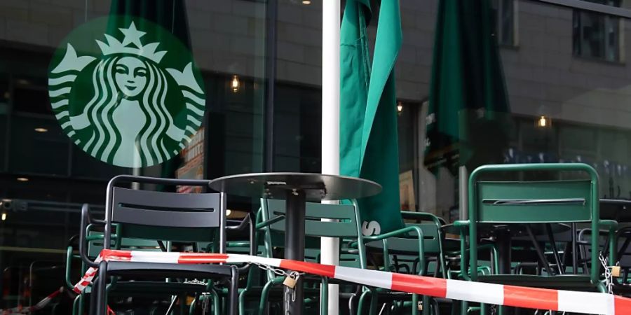 Aufgrund der Coronavirus-Pandemie waren Starbucks-Filialen vielerorts geschlossen - allerdings konnte die Kundschaft oftmals Lieferdienste der US-Kaffeehauskette in Anspruch nehmen. (Archivbild)