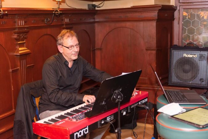 Gregor Müller: der Mann im Hintergrund begeistert mit seinen Pianosoli.