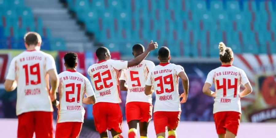 Leipzigs Dayot Upamecano (M) jubelt nach seinem Ausgleichstreffer zum 1:1. Foto: Jan Woitas/dpa-Zentralbild/dpa