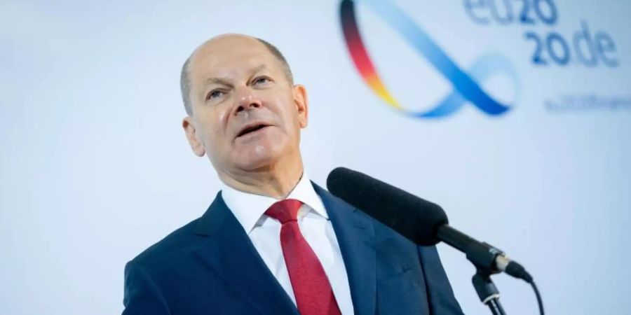 Olaf Scholz (SPD), Bundesminister der Finanzen, spricht zu Beginn des Treffens der Eurogruppe und dem Informellen Rat der EU-Wirtschafts- und Finanzminister zu den Medienvertretern. Foto: Kay Nietfeld/dpa